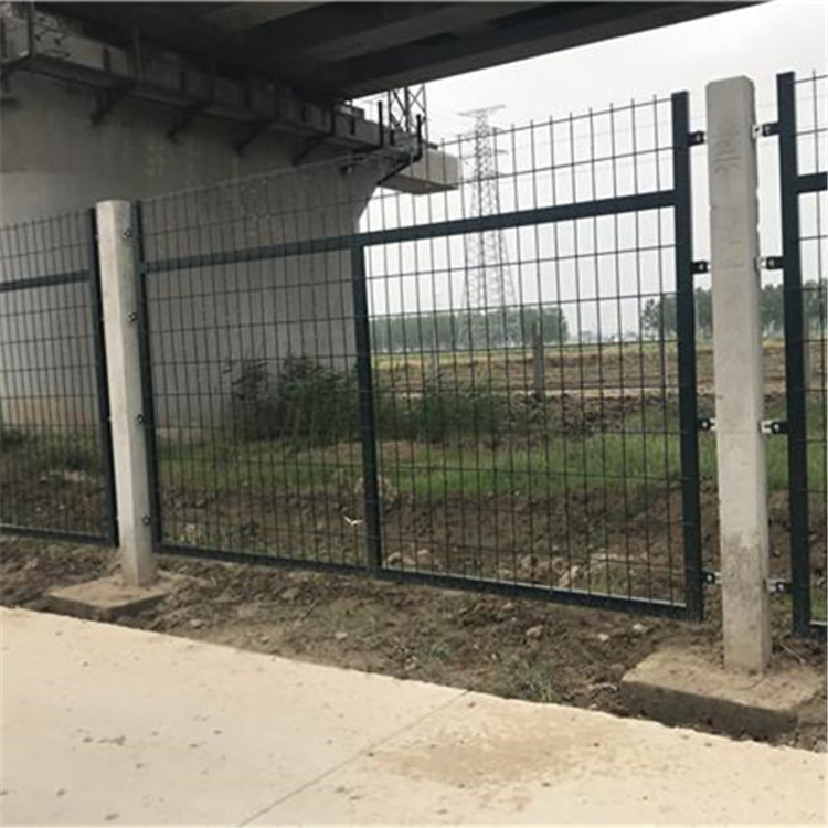 高鐵防護柵欄案例展示圖片2